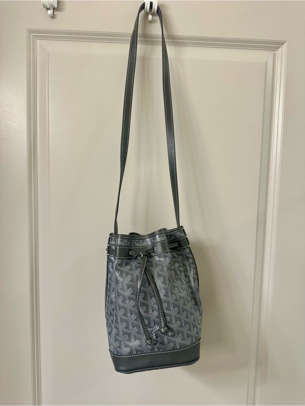 Petit Flot style Gray Bucket Bag